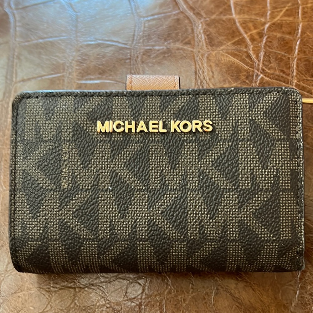Like new Michael Kors wallet. Includes coin, bills & cc section.